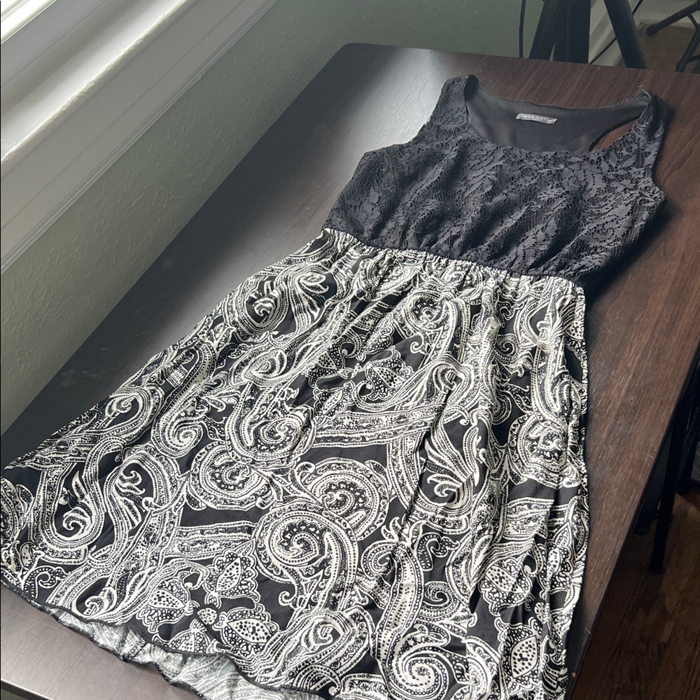 Chic Black Lace Paisley Dress